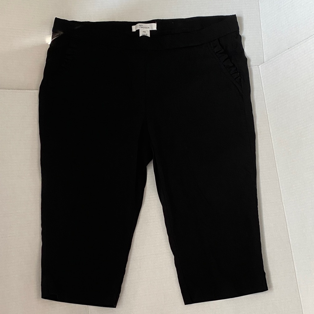 89th + Madison Classic Black Capris, Shorts Petite size XL